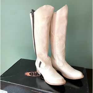 Freebird- Whisper- White- Size 8